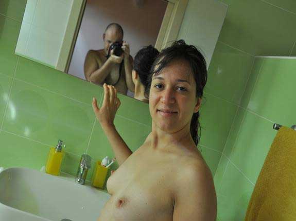 husband apni wife ke nude photos bana raha he