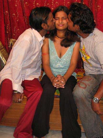 Indian amateurs randi ko custumer kissing kar rahe hain