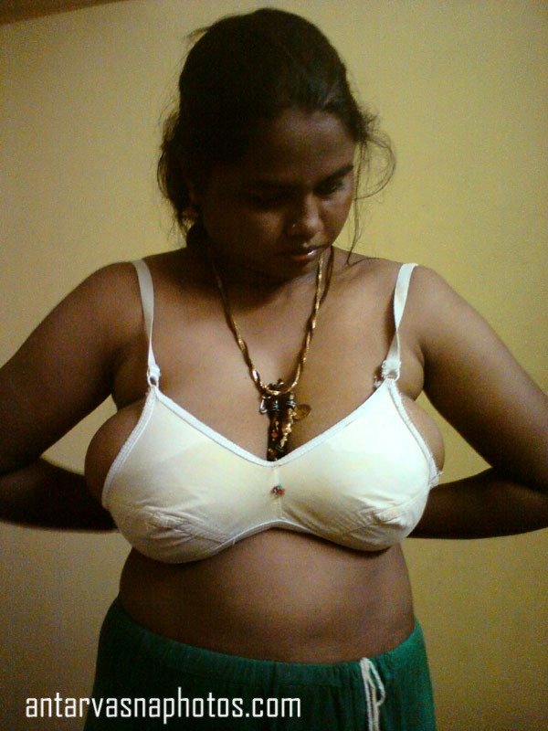 Desi aunty removing her bra 