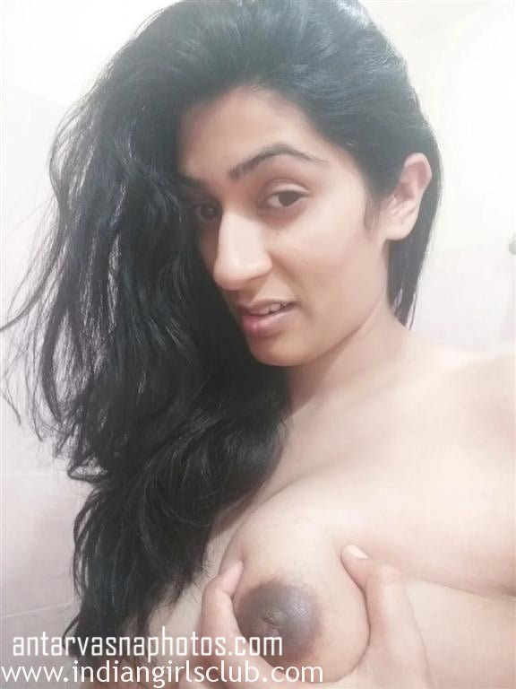 Bhabhi pressing her boobs