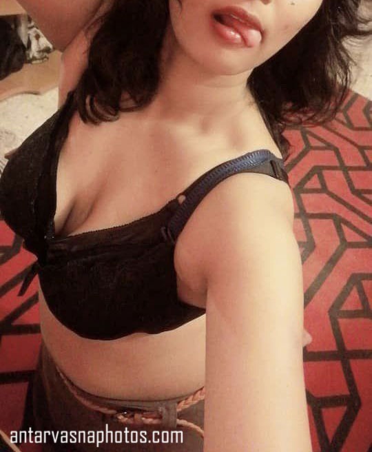 Indian girl Pooja ki sexy cleavage photos
