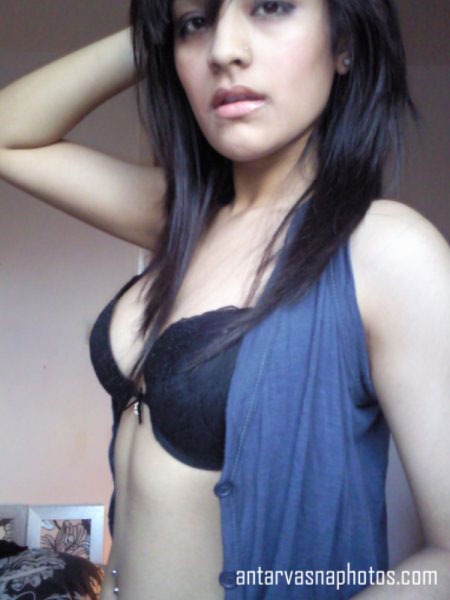 Sexy teen Lavanya apni selfie leti hui