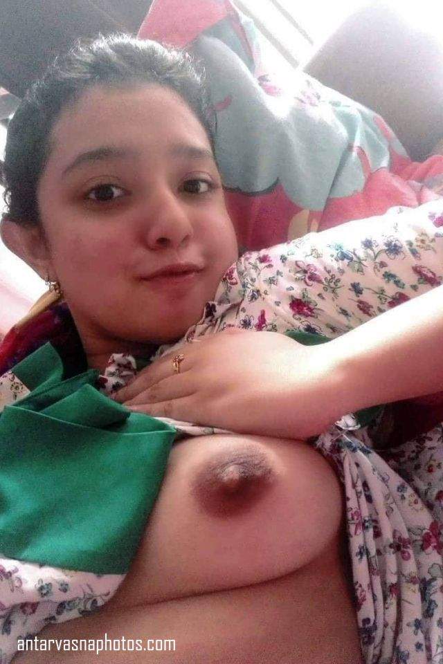 Indian Girl aasha apna nipple dikhati