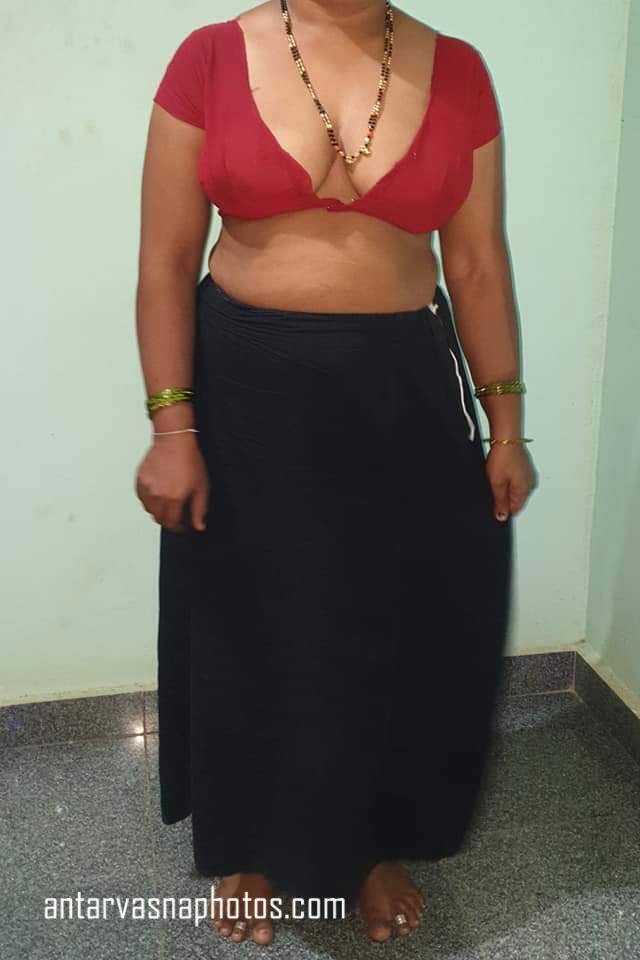 Kanika bhabhi ke sexy cleavage ki photos