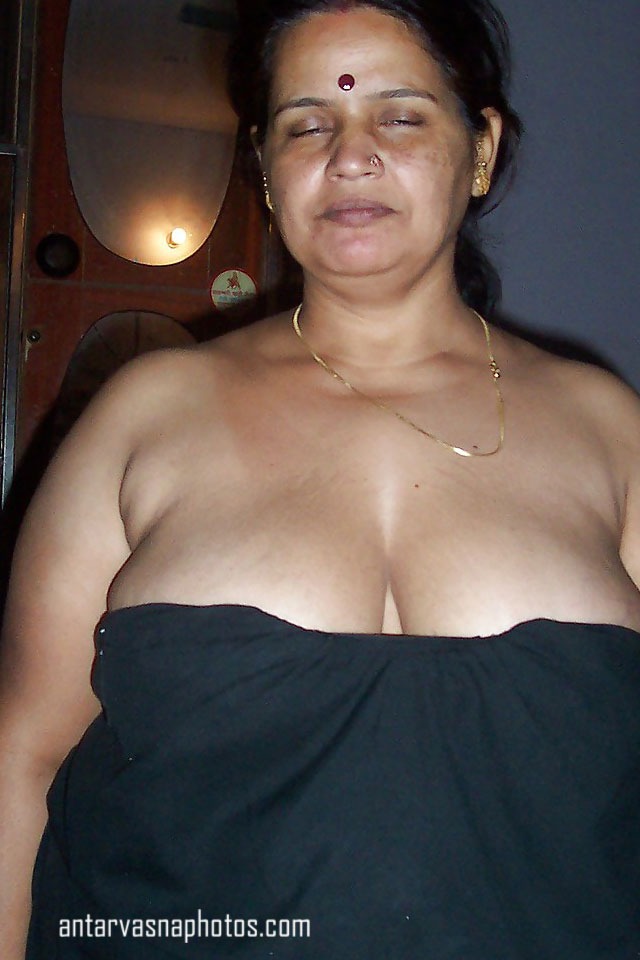 Munni aunty ki cleavage ki photos