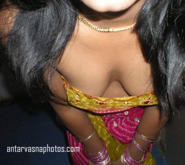Sexy Indian girl ki cleavage photos