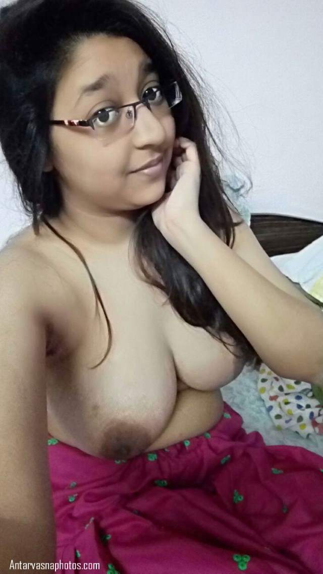 big boobs dikhati desi girl ki selfie photo