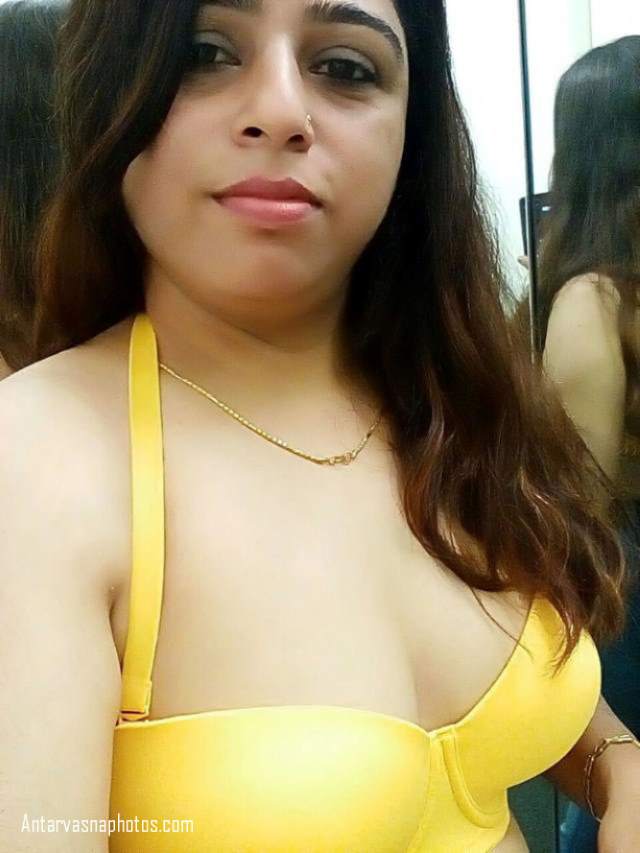 yellow bra me bhabhi ke hot boobs