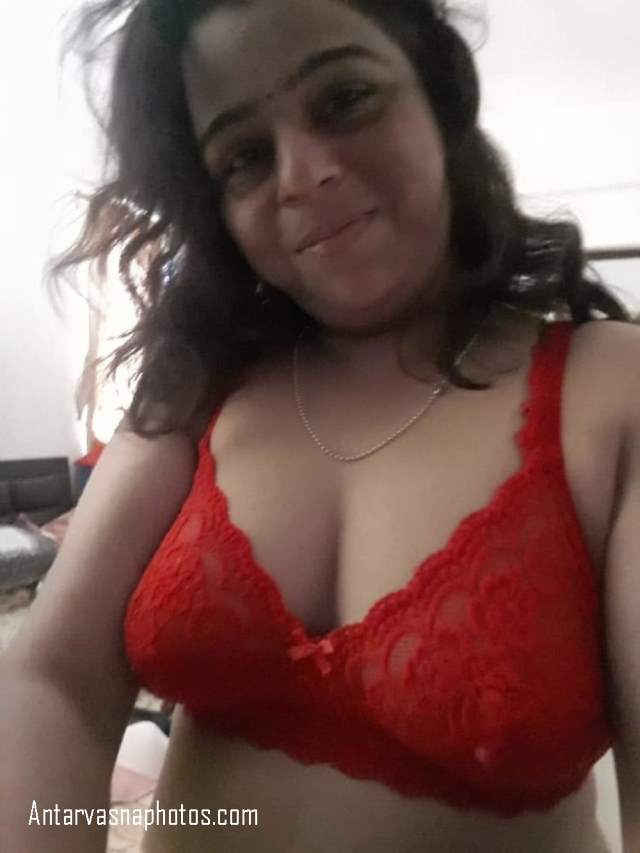 red bra me bhabhi ki hot selfie
