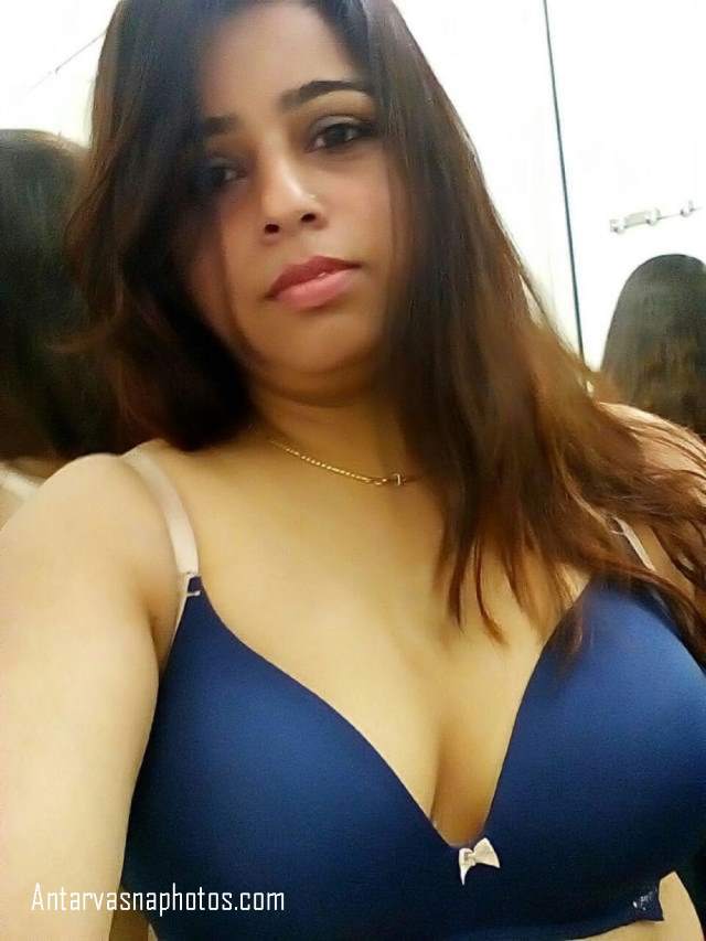 hot mohini bhabhi ki blue bra me selfie