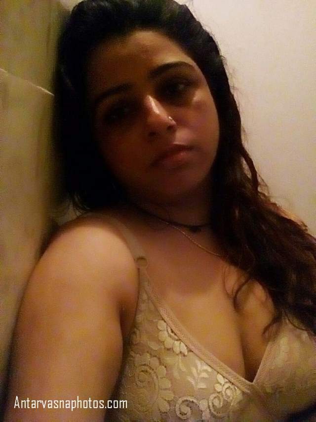 desi hot bhabhi ki bathroom selfie