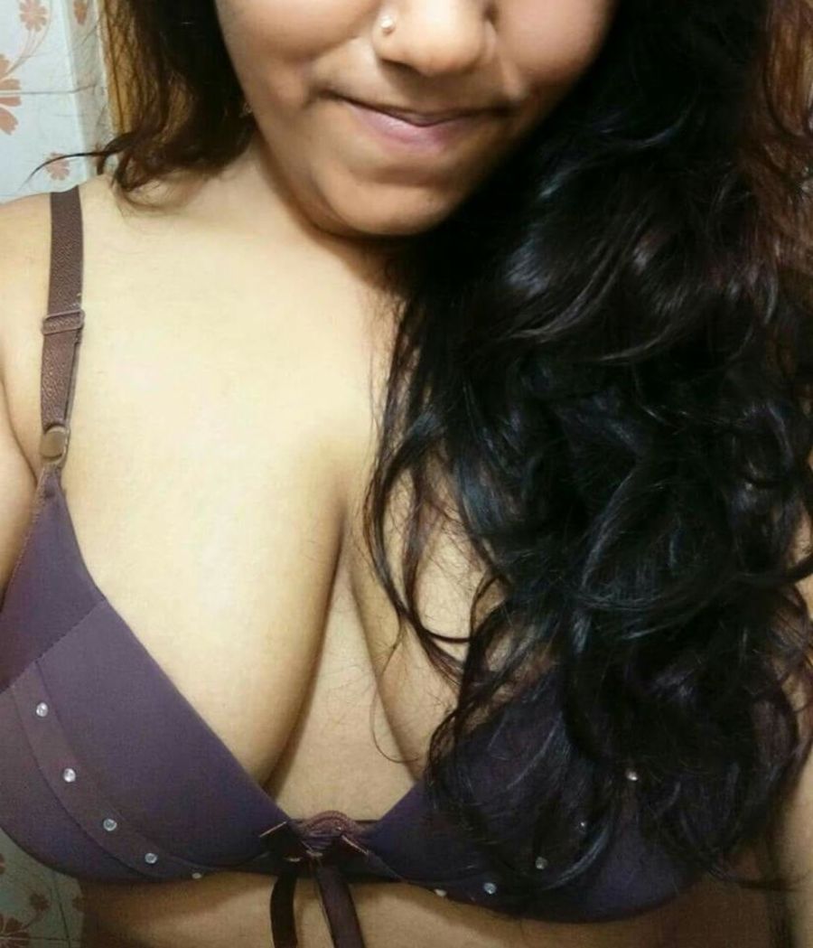 Sexy cleavage ki selfie photos