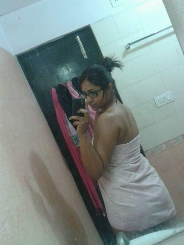 nude indian girl ki towel me