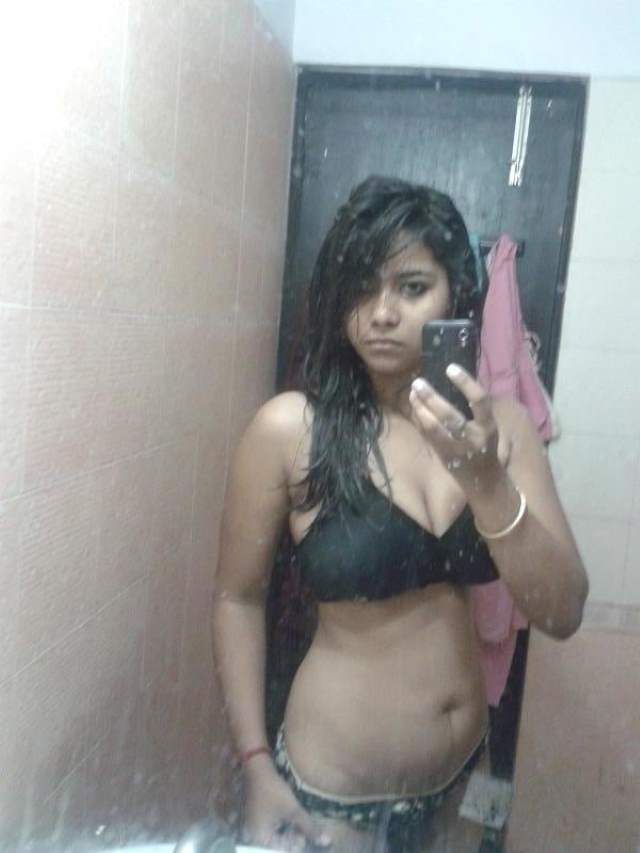 nude indian girl ki bra me pic