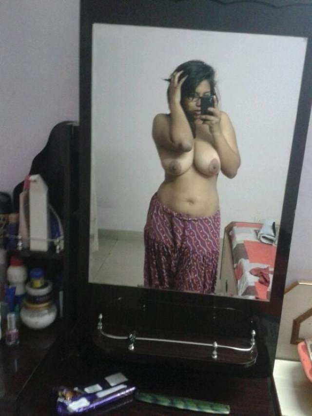mirror me nude selfie