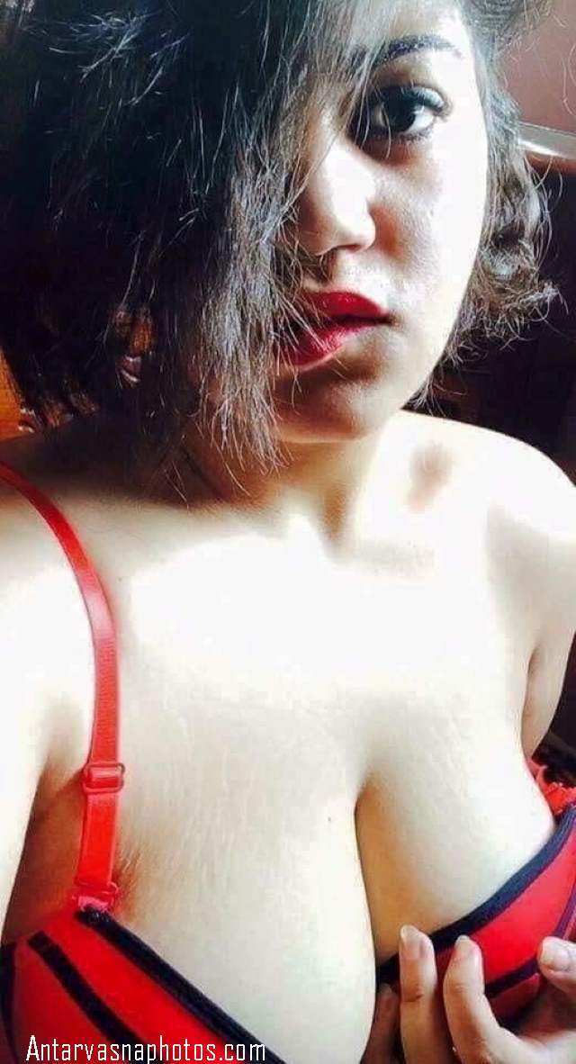 apna boob daba selfie li
