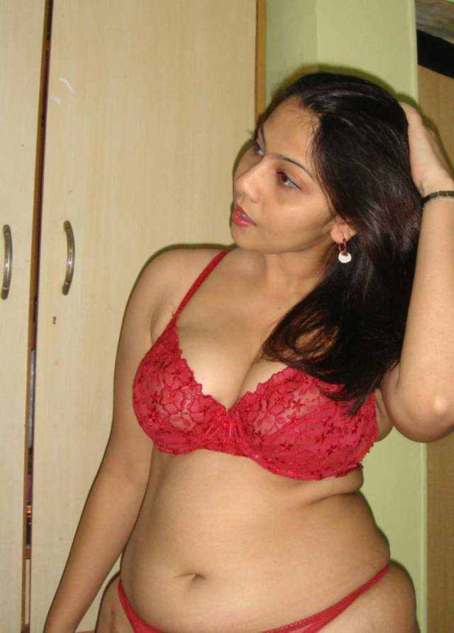 desi bhabhi ki big boobs red bra me
