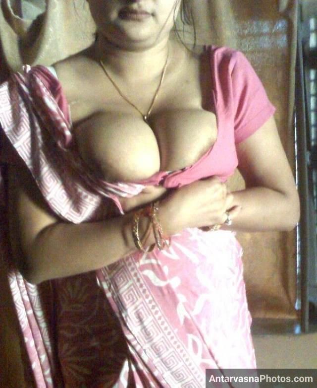 blouse se apne big boobs dikhati desi aunty pic