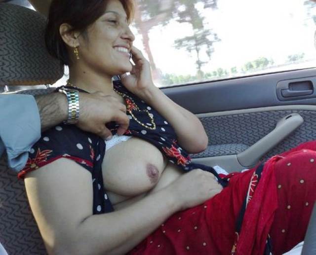 Desi rajasthani aunty ki car me boobs nikali nangi photos