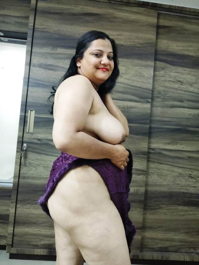 nude aunty ki sexy thigh aur big boobs pic