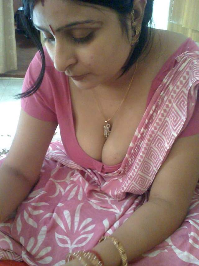 sexy cleavage hot pic in saree