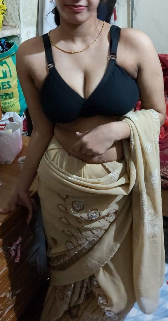 bra aur saree me sexy aunty ki pic