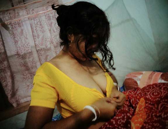 Sexy kamwali Poonam ke sexy blouse wale pics