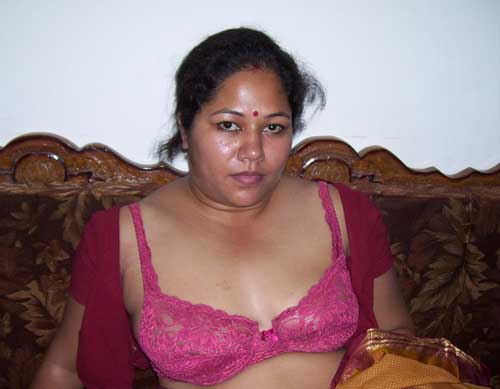 Indu aunty ne apni saree ko hata ke bra dikhai - Desi milf sexy pics