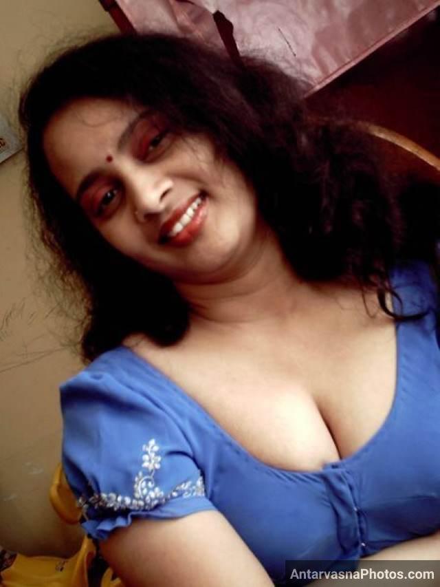 sexy bhabhi apni big boobs ki cleavage dikha rahi hai