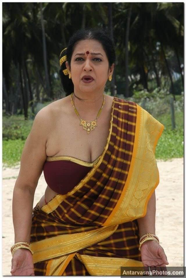short blouse me apne cleavage dikhati sexy bhabhi pic