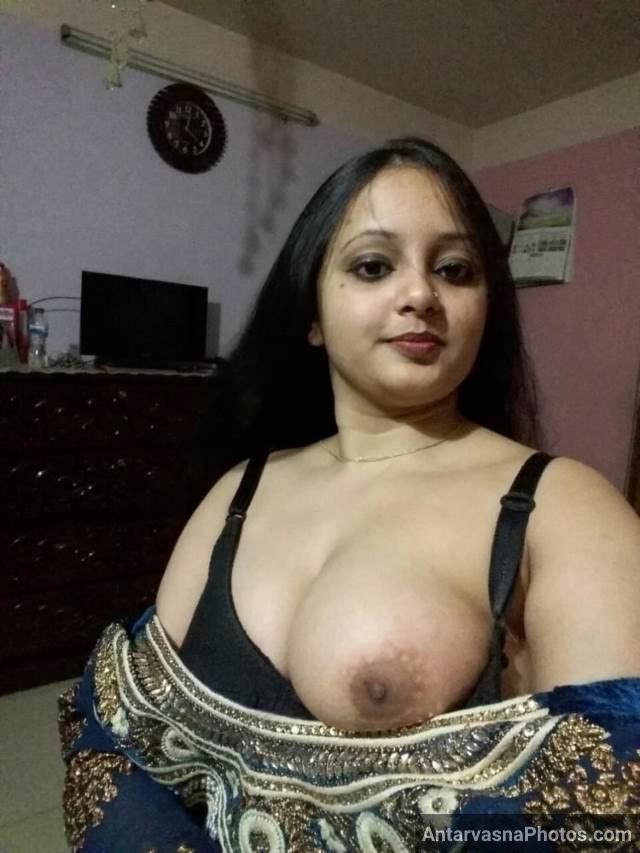 apni boob nikal dikhati hui hot indian aunty pic