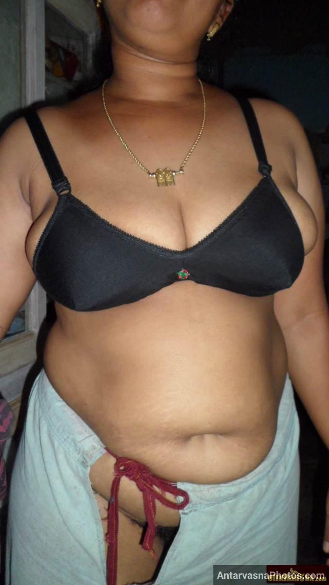 bra me boobs aur hairy pussy dikhati Indian aunty sex photos with lover