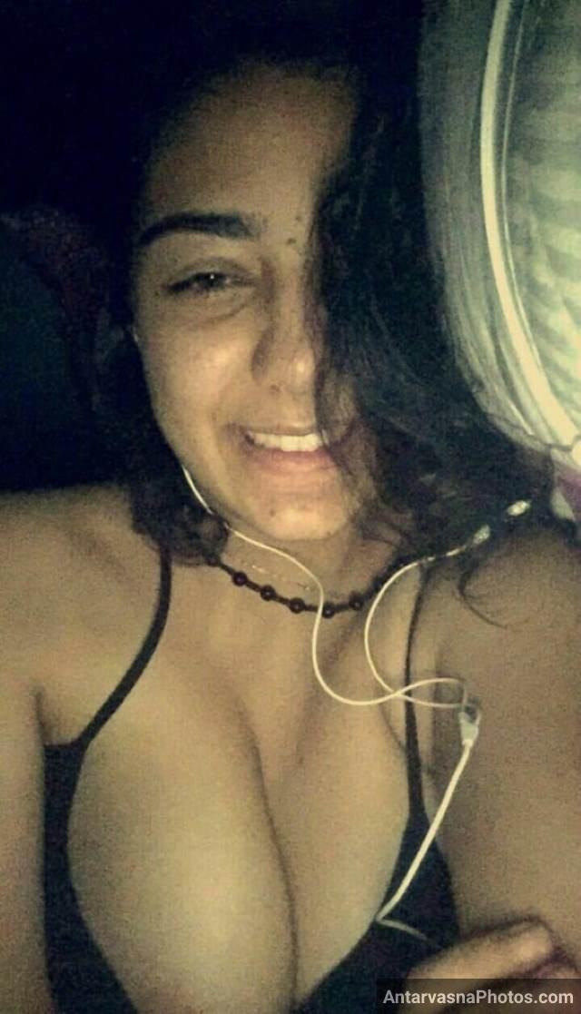 night sex chat ke beech bra me selfie pic