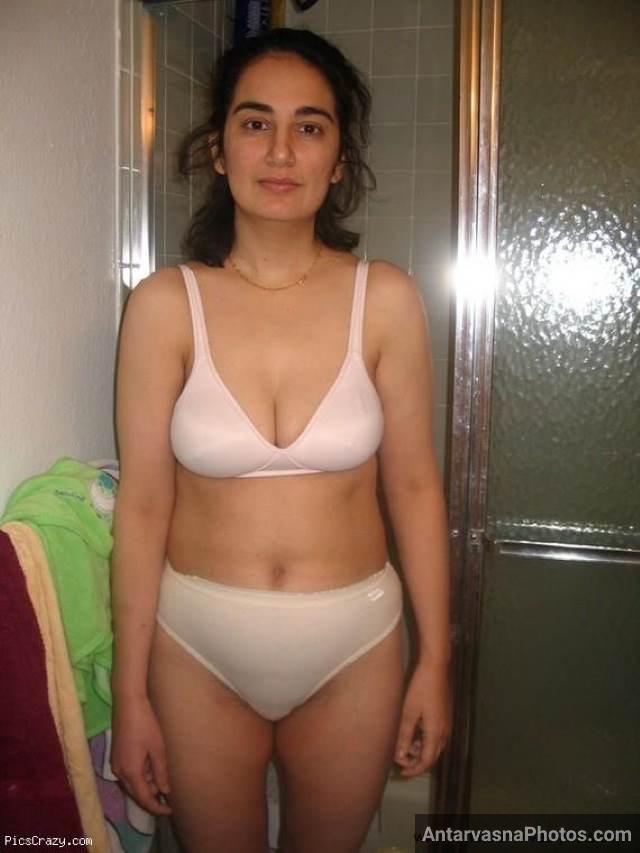 hot indian girl ki white bra panty me bathroom pic