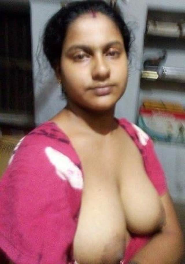 hot aunty opened her blouse button to expose big boobs