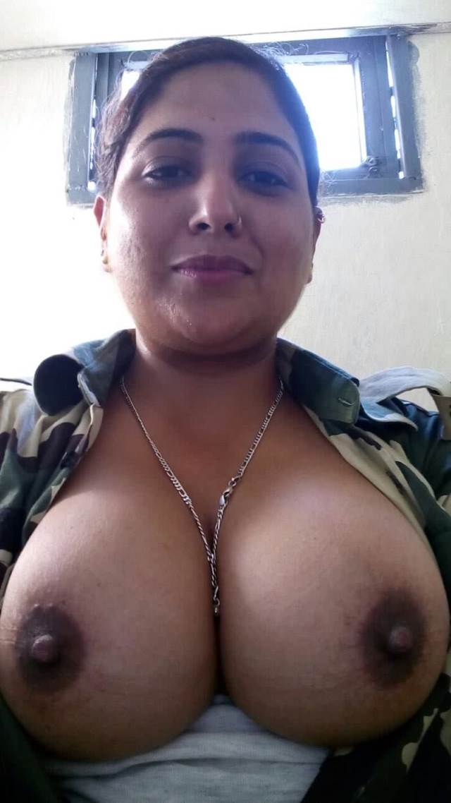 Desi Telugu Bhabhi Big Boobs Nude Photos