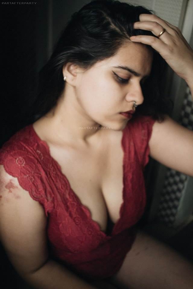 red hot nighty me apne boobs ki ghati dikhati model